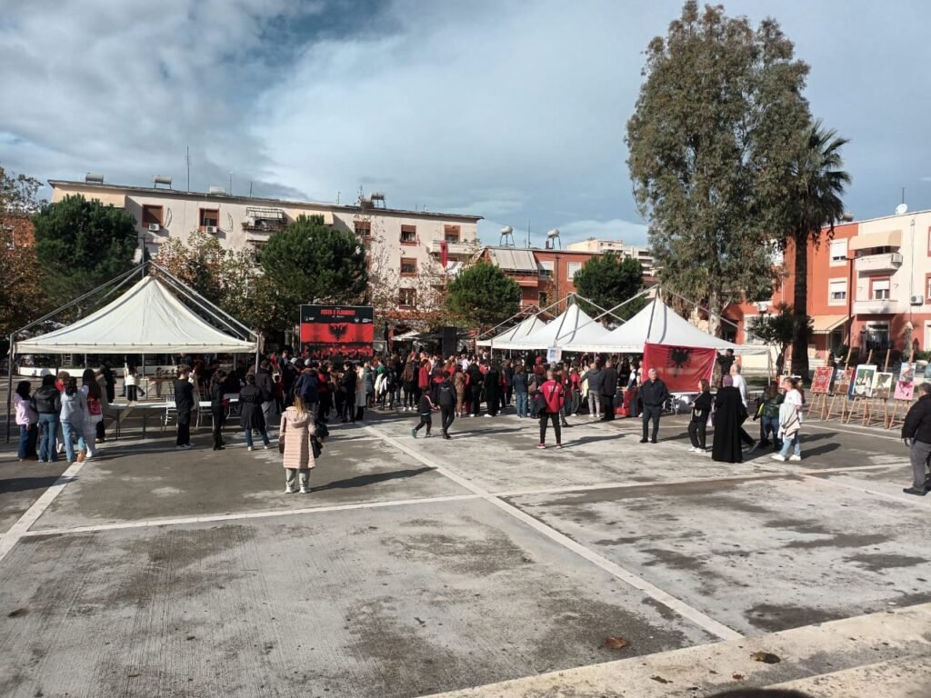 Karrige dhe tenda me qera për evente të bashkive dhe panaire në Shqipëri.
