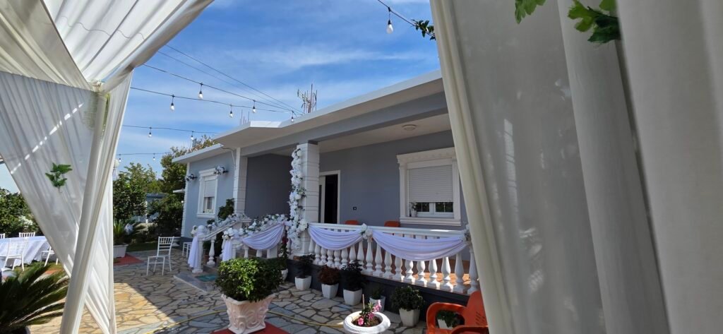 Gjegji Event – Krijoni dasmën që keni ëndërruar me tenda, tavolina, karrige dhe dekorime.